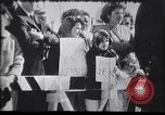 Immagine di La folla reagiscono al Presidente l'assassinio di Kennedy Dallas Texas USA, 1963, secondo 60 filmato di repertorio 65675033708