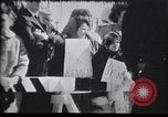Immagine di La folla reagiscono al Presidente l'assassinio di Kennedy Dallas Texas USA, 1963, secondo 61 filmato di repertorio 65675033708