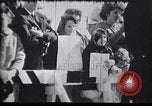 Immagine di La folla reagiscono al Presidente l'assassinio di Kennedy Dallas Texas USA, 1963, secondo 62 filmato di repertorio 65675033708