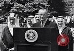 Immagine di King Faisal di Arabia Saudita Washington DC USA, 1966, secondo 25 filmato di repertorio 65675033728