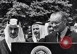 Immagine di King Faisal di Arabia Saudita Washington DC USA, 1966, secondo 45 filmato di repertorio 65675033728