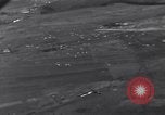 Image fournitures parachute Bleialf Allemagne, 1945, de la seconde 22 séquences d'archives historiques vidéo 65675033758