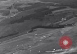 Image fournitures parachute Bleialf Allemagne, 1945, de la seconde 59 séquences d'archives historiques vidéo 65675033758