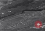 Image fournitures parachute Bleialf Allemagne, 1945, de la seconde 62 séquences d'archives historiques vidéo 65675033758