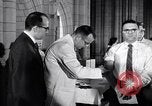 Standbild Polio Impfung United States USA, 1955, aus Sekunde 27 historischem Filmmaterial Videoclip 65675033788