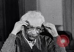Image Albert Einstein modèle de réception du Collège de médecine nommé pour lui Princeton New Jersey USA, 1955, de la seconde 9 séquences d'archives historiques vidéo 65675033807