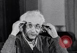 Image Albert Einstein modèle de réception du Collège de médecine nommé pour lui Princeton New Jersey USA, 1955, de la seconde 10 séquences d'archives historiques vidéo 65675033807