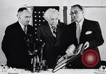 Image Albert Einstein modèle de réception du Collège de médecine nommé pour lui Princeton New Jersey USA, 1955, de la seconde 20 séquences d'archives historiques vidéo 65675033807