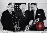 Image Albert Einstein modèle de réception du Collège de médecine nommé pour lui Princeton New Jersey USA, 1955, de la seconde 23 séquences d'archives historiques vidéo 65675033807