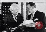 Image Albert Einstein modèle de réception du Collège de médecine nommé pour lui Princeton New Jersey USA, 1955, de la seconde 26 séquences d'archives historiques vidéo 65675033807
