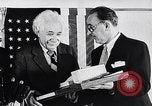 Image Albert Einstein modèle de réception du Collège de médecine nommé pour lui Princeton New Jersey USA, 1955, de la seconde 28 séquences d'archives historiques vidéo 65675033807
