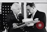 Image Albert Einstein modèle de réception du Collège de médecine nommé pour lui Princeton New Jersey USA, 1955, de la seconde 29 séquences d'archives historiques vidéo 65675033807