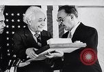 Image Albert Einstein modèle de réception du Collège de médecine nommé pour lui Princeton New Jersey USA, 1955, de la seconde 30 séquences d'archives historiques vidéo 65675033807