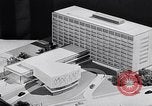 Image Albert Einstein modèle de réception du Collège de médecine nommé pour lui Princeton New Jersey USA, 1955, de la seconde 38 séquences d'archives historiques vidéo 65675033807