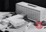 Image Albert Einstein modèle de réception du Collège de médecine nommé pour lui Princeton New Jersey USA, 1955, de la seconde 39 séquences d'archives historiques vidéo 65675033807