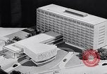 Image Albert Einstein modèle de réception du Collège de médecine nommé pour lui Princeton New Jersey USA, 1955, de la seconde 40 séquences d'archives historiques vidéo 65675033807
