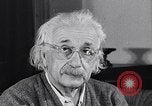 Image Albert Einstein modèle de réception du Collège de médecine nommé pour lui Princeton New Jersey USA, 1955, de la seconde 49 séquences d'archives historiques vidéo 65675033807