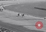 Immagine di Corsa di cavalli Jamaica New York USA, 1955, secondo 57 filmato di repertorio 65675033819