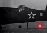 Immagine di Doolittle Raid equipaggi sulla USS Hornet Giappone, 1942, secondo 3 filmato di repertorio 65675033835