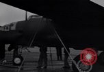 Immagine di Doolittle Raid equipaggi sulla USS Hornet Giappone, 1942, secondo 5 filmato di repertorio 65675033835
