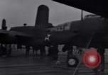 Immagine di Doolittle Raid equipaggi sulla USS Hornet Giappone, 1942, secondo 6 filmato di repertorio 65675033835