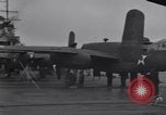 Immagine di Doolittle Raid equipaggi sulla USS Hornet Giappone, 1942, secondo 7 filmato di repertorio 65675033835