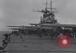 Immagine di Doolittle Raid equipaggi sulla USS Hornet Giappone, 1942, secondo 9 filmato di repertorio 65675033835