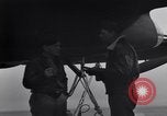 Immagine di Doolittle Raid equipaggi sulla USS Hornet Giappone, 1942, secondo 12 filmato di repertorio 65675033835