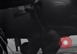 Immagine di Doolittle Raid equipaggi sulla USS Hornet Giappone, 1942, secondo 15 filmato di repertorio 65675033835