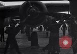 Immagine di Doolittle Raid equipaggi sulla USS Hornet Giappone, 1942, secondo 18 filmato di repertorio 65675033835