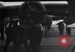 Immagine di Doolittle Raid equipaggi sulla USS Hornet Giappone, 1942, secondo 20 filmato di repertorio 65675033835