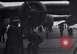 Immagine di Doolittle Raid equipaggi sulla USS Hornet Giappone, 1942, secondo 21 filmato di repertorio 65675033835