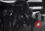 Immagine di Doolittle Raid equipaggi sulla USS Hornet Giappone, 1942, secondo 22 filmato di repertorio 65675033835