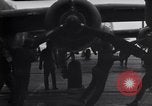 Immagine di Doolittle Raid equipaggi sulla USS Hornet Giappone, 1942, secondo 23 filmato di repertorio 65675033835