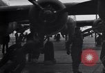 Immagine di Doolittle Raid equipaggi sulla USS Hornet Giappone, 1942, secondo 24 filmato di repertorio 65675033835