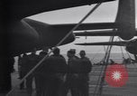 Immagine di Doolittle Raid equipaggi sulla USS Hornet Giappone, 1942, secondo 33 filmato di repertorio 65675033835
