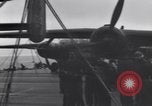 Immagine di Doolittle Raid equipaggi sulla USS Hornet Giappone, 1942, secondo 34 filmato di repertorio 65675033835