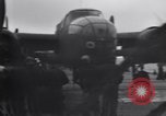 Immagine di Doolittle Raid equipaggi sulla USS Hornet Giappone, 1942, secondo 35 filmato di repertorio 65675033835