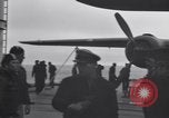 Immagine di Doolittle Raid equipaggi sulla USS Hornet Giappone, 1942, secondo 36 filmato di repertorio 65675033835