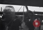 Immagine di Doolittle Raid equipaggi sulla USS Hornet Giappone, 1942, secondo 38 filmato di repertorio 65675033835