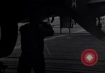 Immagine di Doolittle Raid equipaggi sulla USS Hornet Giappone, 1942, secondo 43 filmato di repertorio 65675033835