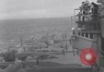 Immagine di Doolittle Raid equipaggi sulla USS Hornet Giappone, 1942, secondo 46 filmato di repertorio 65675033835