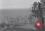 Immagine di Doolittle Raid equipaggi sulla USS Hornet Giappone, 1942, secondo 47 filmato di repertorio 65675033835