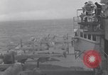 Immagine di Doolittle Raid equipaggi sulla USS Hornet Giappone, 1942, secondo 48 filmato di repertorio 65675033835