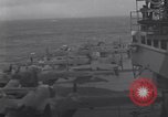 Immagine di Doolittle Raid equipaggi sulla USS Hornet Giappone, 1942, secondo 51 filmato di repertorio 65675033835