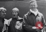 Standbild Lt Hegenberger und Lt Maitland beginnen am längsten Flug über Wasser Oakland California United States USA, 1927, aus Sekunde 6 historischem Filmmaterial Videoclip 65675033861