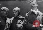 Standbild Lt Hegenberger und Lt Maitland beginnen am längsten Flug über Wasser Oakland California United States USA, 1927, aus Sekunde 8 historischem Filmmaterial Videoclip 65675033861