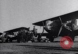 Immagine di Curtiss B-2 bombardieri drop per alimentare snowbound Navajo Native American Indi Arizona United States USA, 1932, secondo 8 filmato di repertorio 65675033863