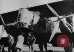 Immagine di Curtiss B-2 bombardieri drop per alimentare snowbound Navajo Native American Indi Arizona United States USA, 1932, secondo 10 filmato di repertorio 65675033863