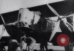 Immagine di Curtiss B-2 bombardieri drop per alimentare snowbound Navajo Native American Indi Arizona United States USA, 1932, secondo 11 filmato di repertorio 65675033863